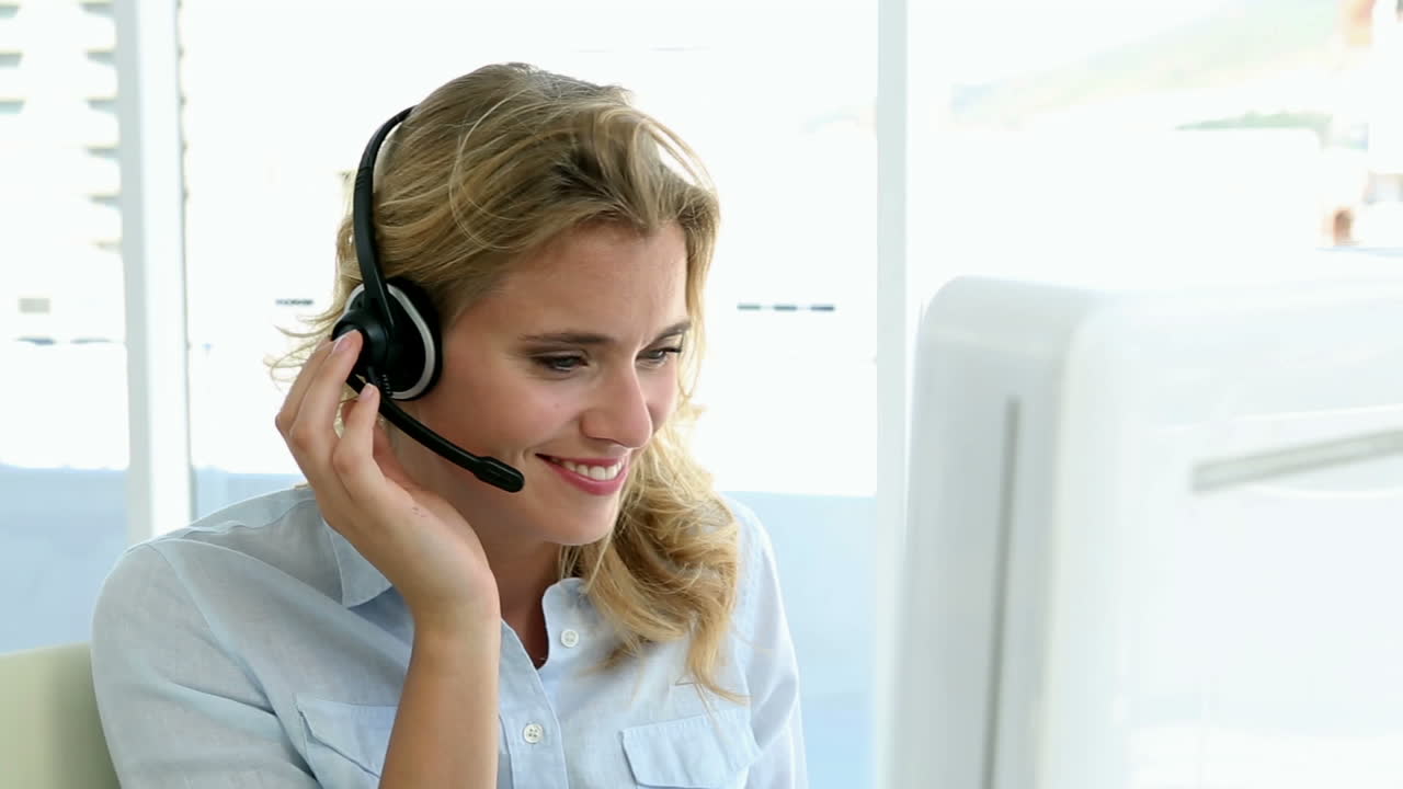 Uformell kundeservicemedarbeider som jobber ved pulten sin