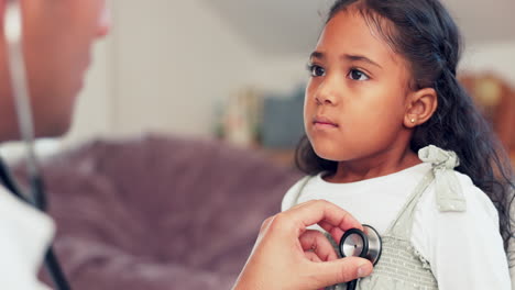 atención médica, médico y niña en una consulta