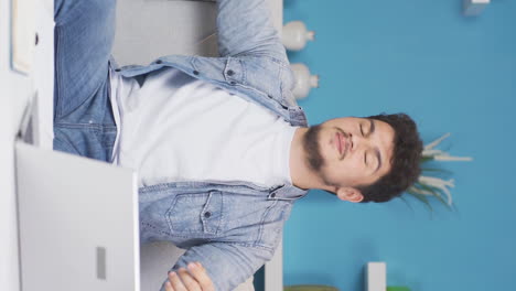video vertical de un hombre disgustado.