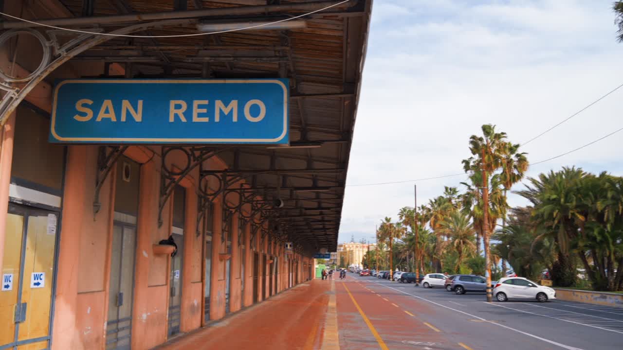 paisaje callejero de sanremo, italia. estación de transporte público en la carretera