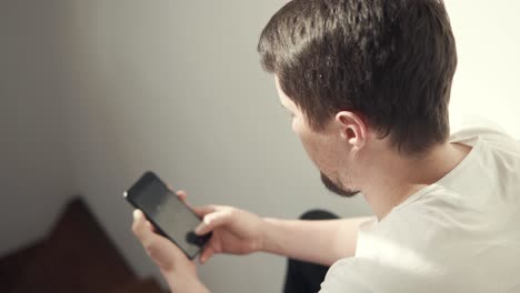 hombre usando teléfono inteligente en las escaleras