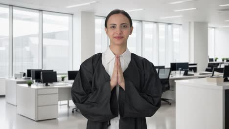 una abogada india feliz haciendo namaste