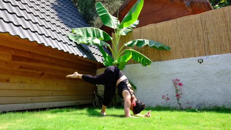 Mujer-Hace-En-El-Jardin