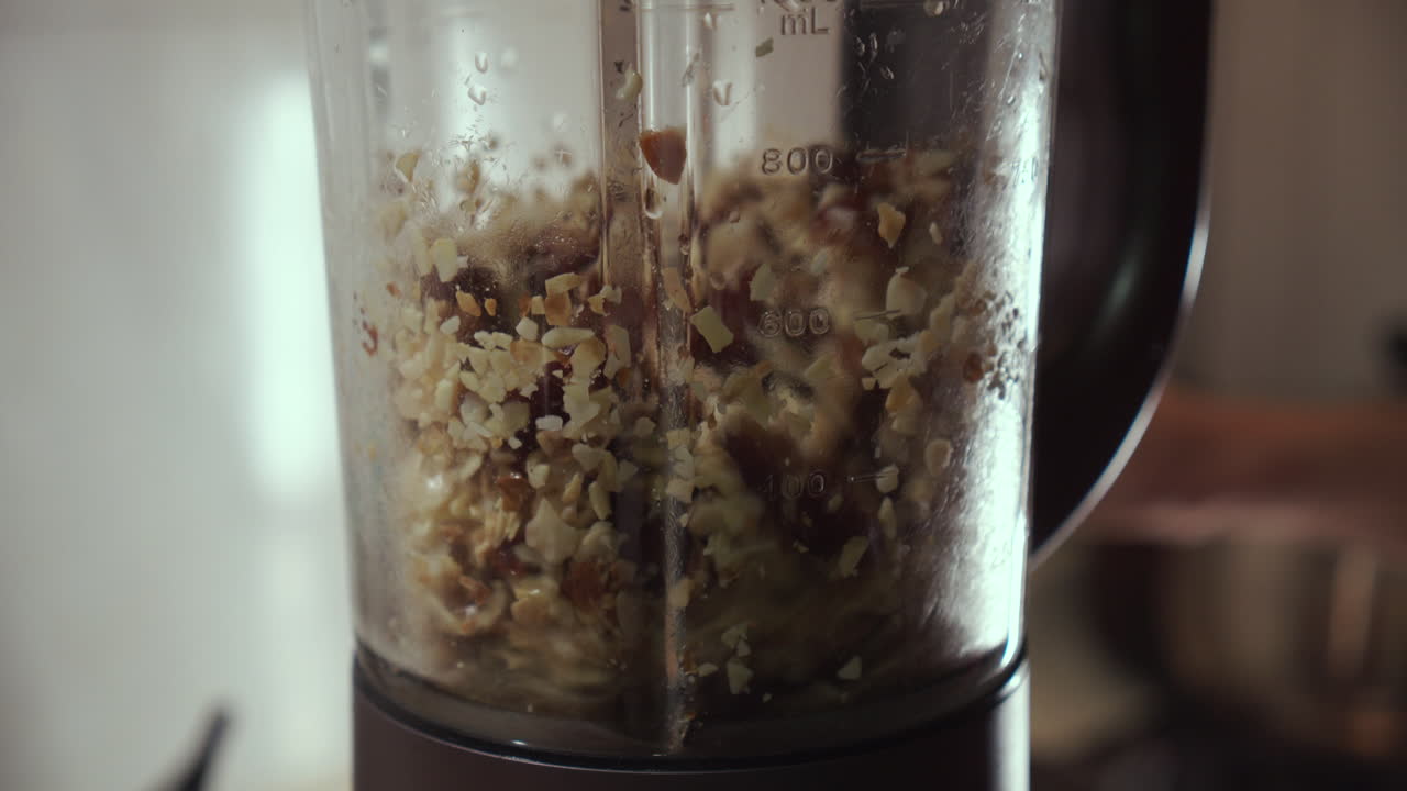 과일과 견과류는 믹서기에 혼합