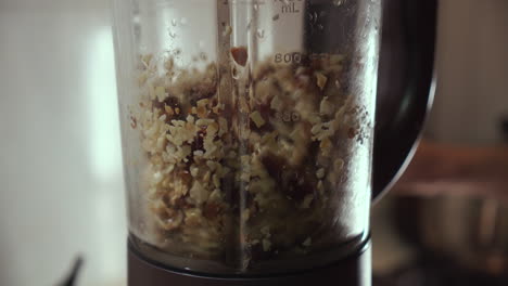 frutas y nueces mezcladas en licuadora