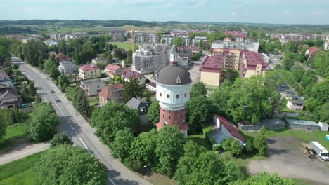 Toma-Aérea-Del-Paisaje-Urbano-Polaco-Con-Torre-De-Agua-Turística-Enfocada