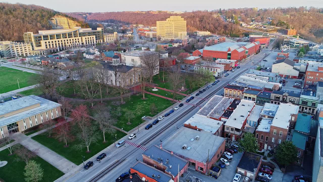 vista de la ciudad del centro de frankfort kentucky, drone aéreo disparado lentamente volando