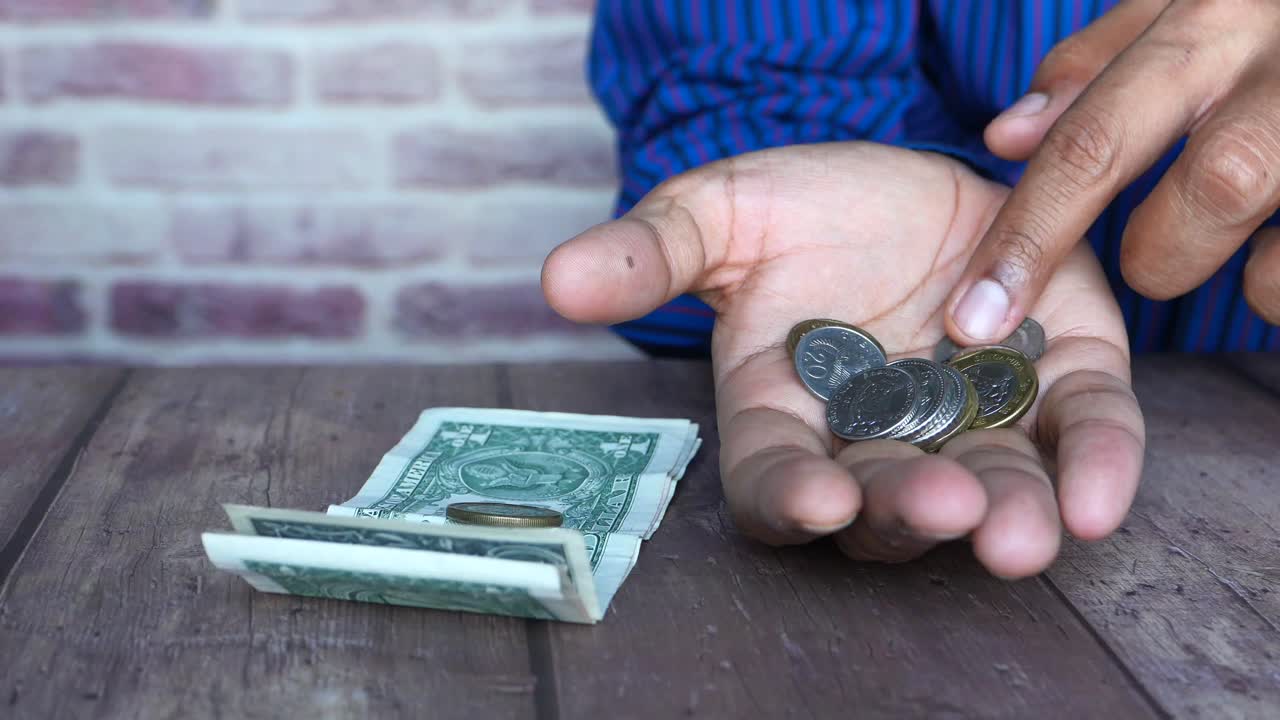 돈과 동전을 세는 것