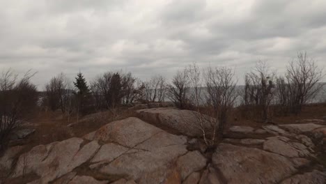 fpd drone volando sobre una pequeña isla rocosa - lago superior, minnesota
