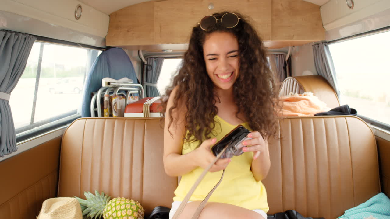 una hermosa mujer joven divirtiéndose mientras posa