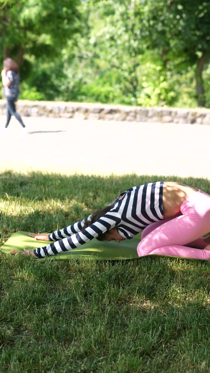 mujer practicando yoga en un parque