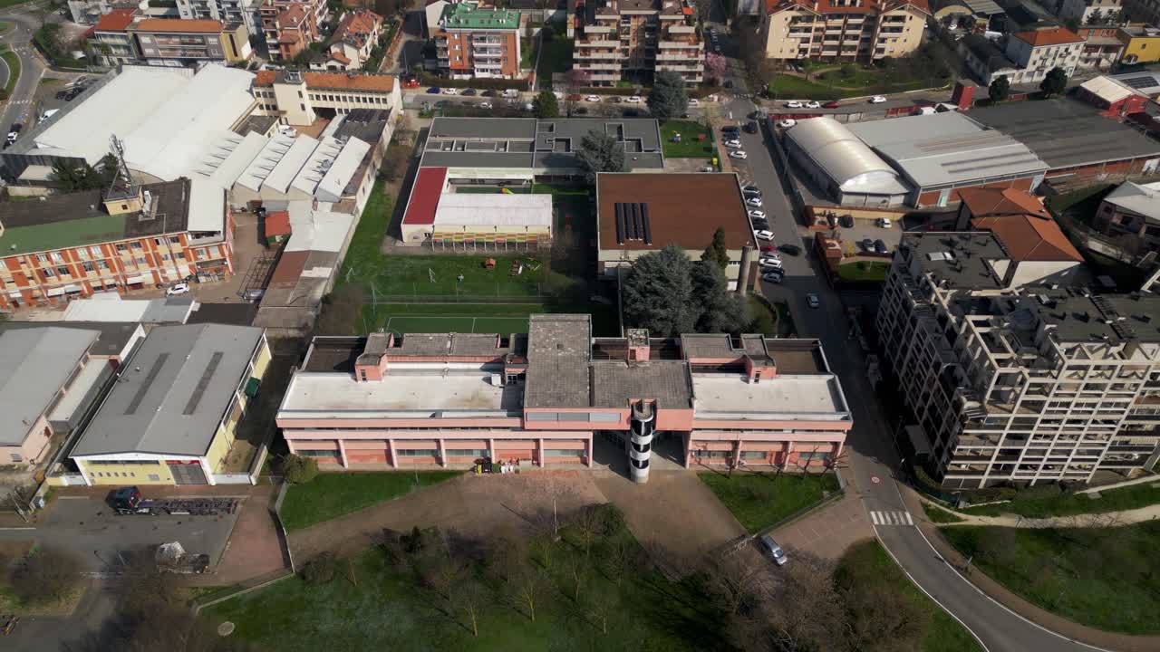 Pemandangan udara pinggiran kota Rozzano dekat Milan, Italia. Bangunan perumahan, jalan, dan infrastruktur perkotaan membentuk pemandangan kota khas Italia Utara dengan pembangunan pinggiran kota yang padat.