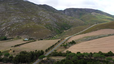 Straße-Entlang-Eines-Berges-In-Südafrikanischer-Vegetation,-Etwas-Grün