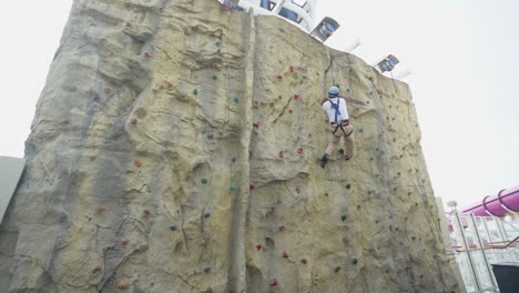 Un-Hombre-Treking-Walltopia-Escalada-Sistema-Armonizado-Vista-Amplia-Del-Juego