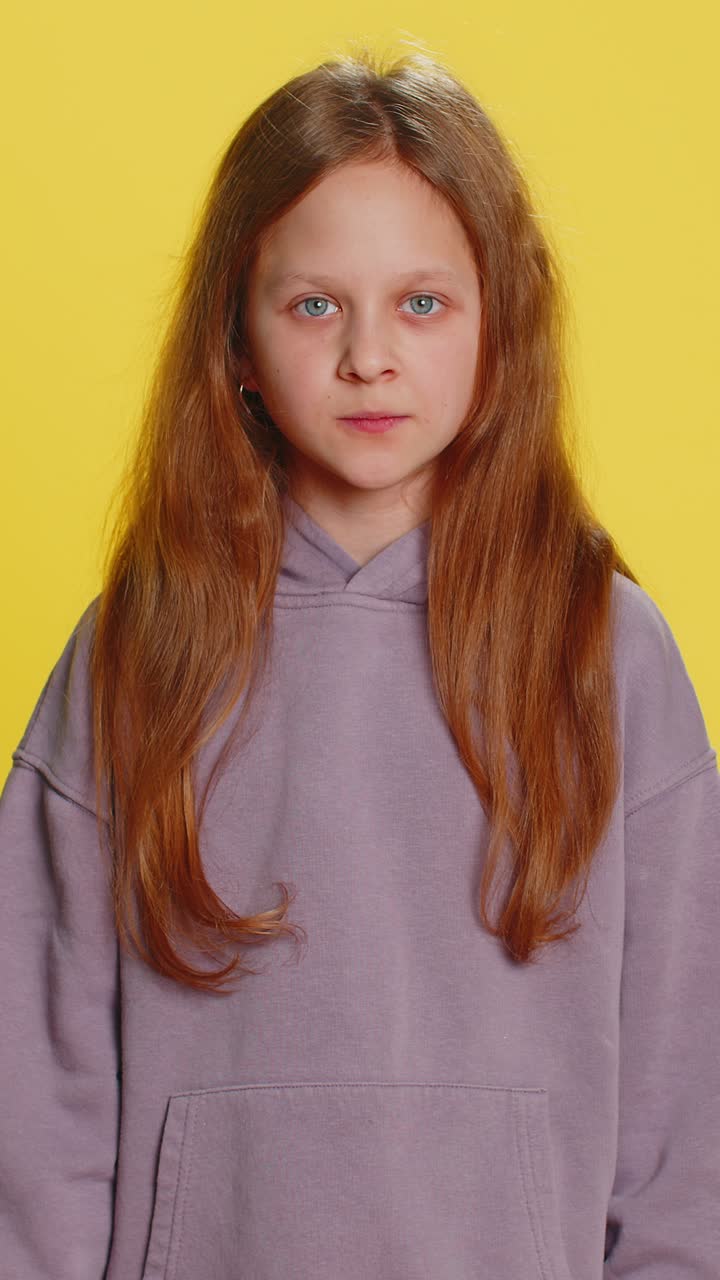 불만을 품은 소녀는 손을 흔들며 짜증이 났고, 왜 이런 일이 일어났는지에 대해 비난을 했다.