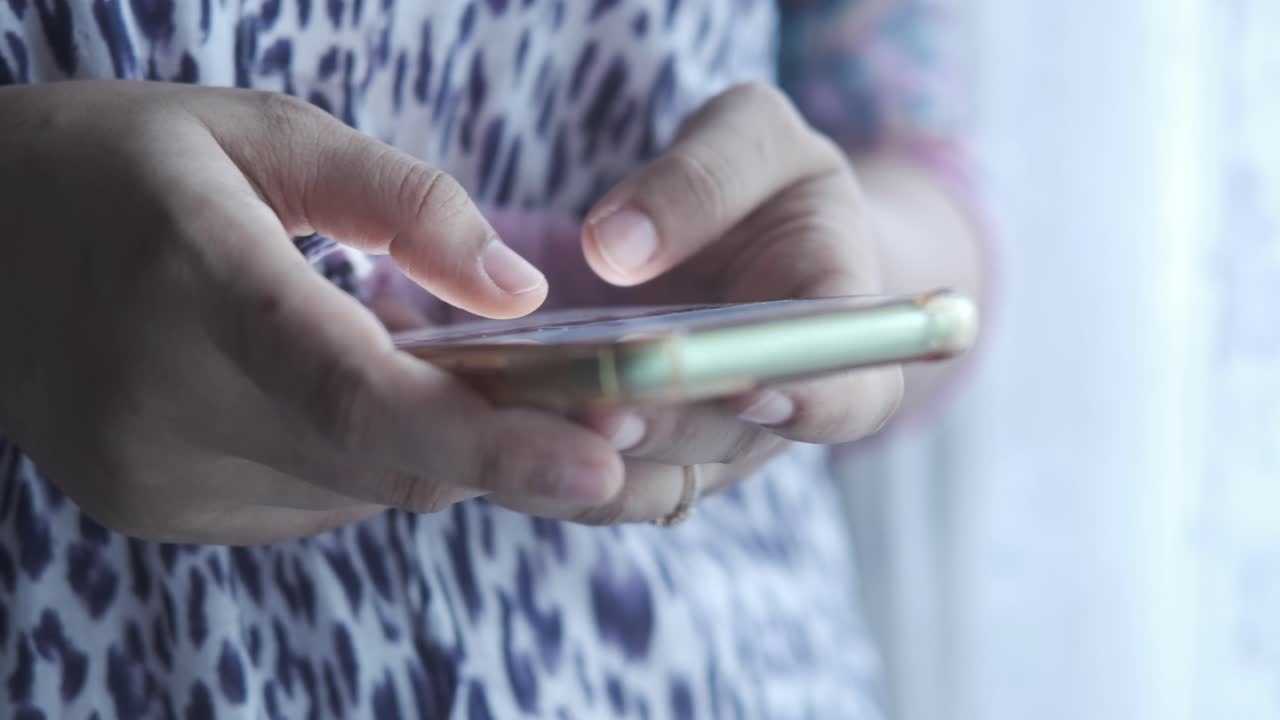 mujer usando un teléfono inteligente