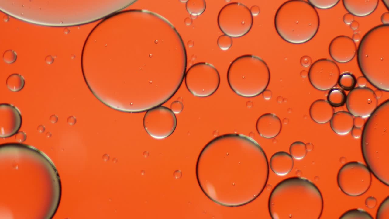 물 위에 떠다니는 기름방울의 다채로운 예술적.