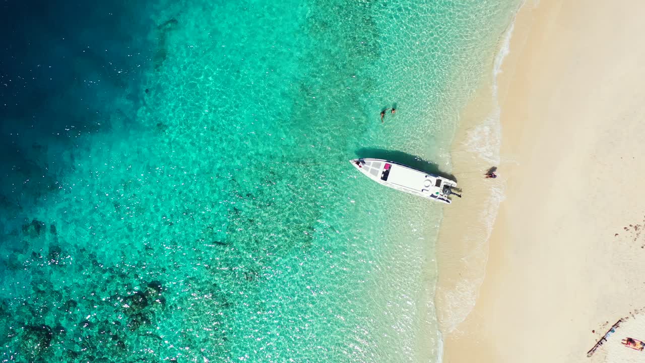 isla de cebu, filipinas - barco flotando junto al mar con un océano azul tranquilo y arena blanca - toma aérea