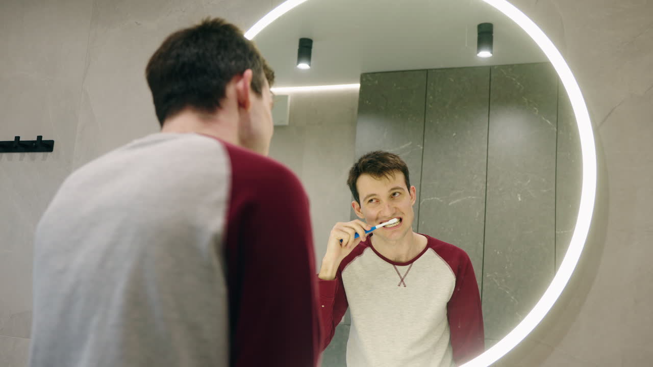 욕실에서 치아를 는 남자