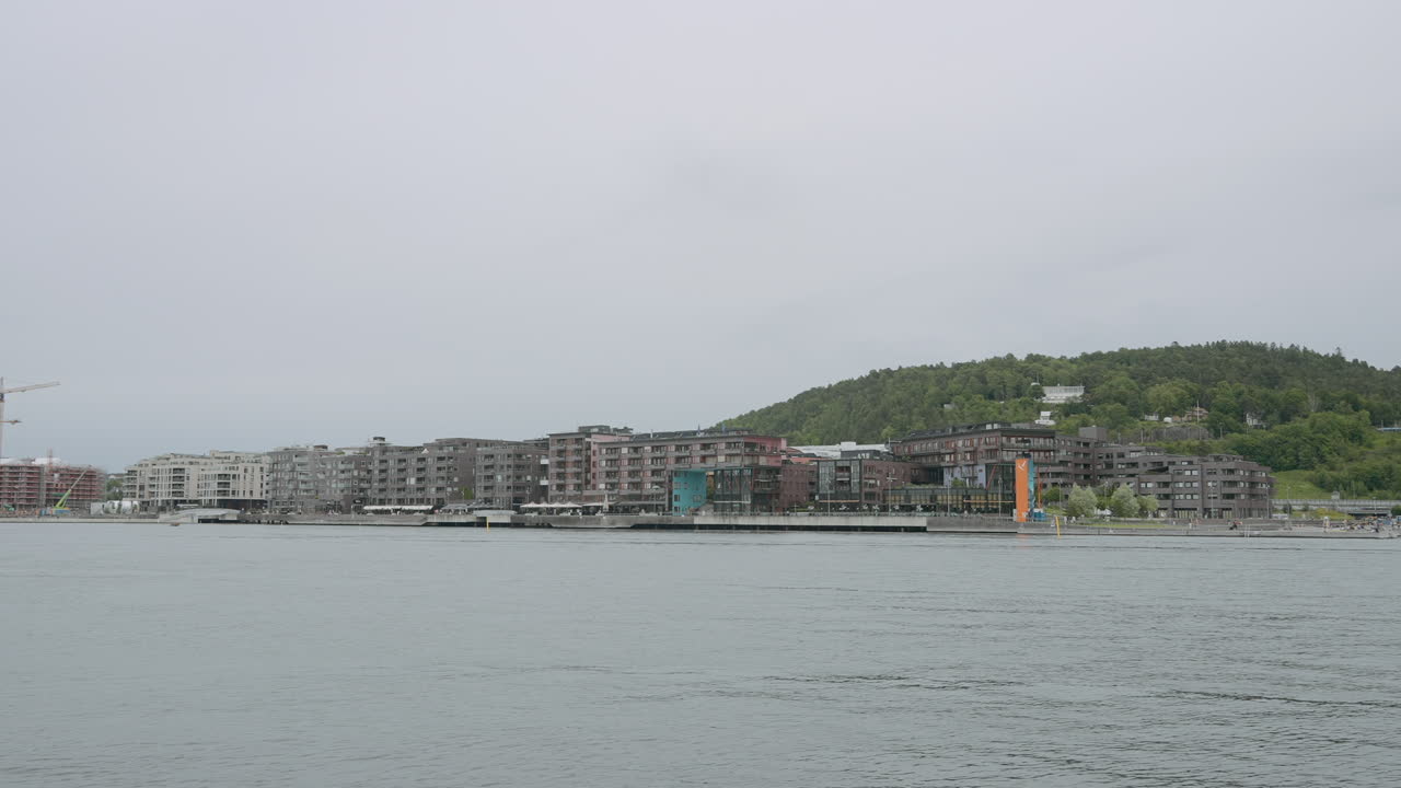 피오르드 근처의 현대적인 아파트