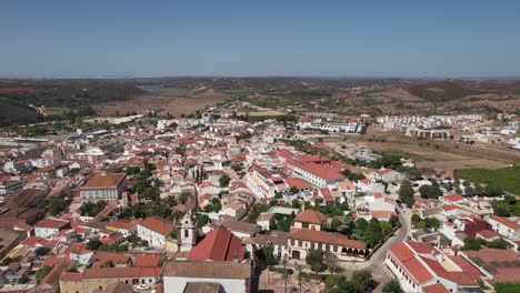 Vista-De-Los-Edificios-De-La-Ciudad-De-Silves-Con-El-Famoso-Castillo-Y-La-Catedral,-Región-Del-Algarve,-Portugal