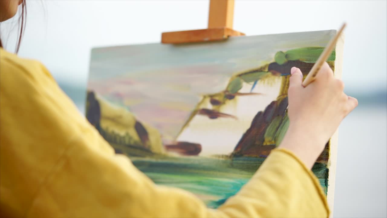 mujer pintando un paisaje al aire libre