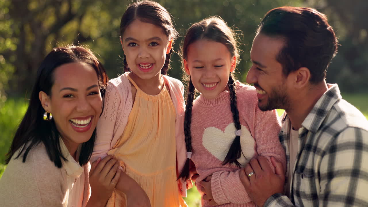 휴가에 공원에서 얼굴, 가족 및 재미