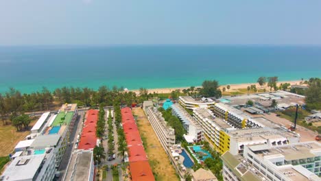 vista aérea de una ciudad turística tropical de playa