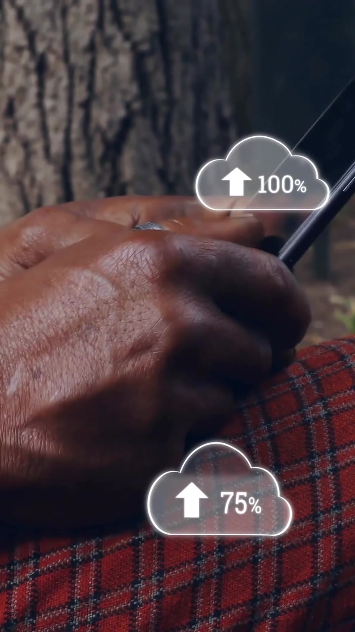 Animazione di nuvole con numeri crescenti su un uomo afroamericano che usa uno smartphone