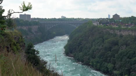 Puente-Sobre-El-Río-Niágara-Que-Conecta-Estados-Unidos-Y-Canadá