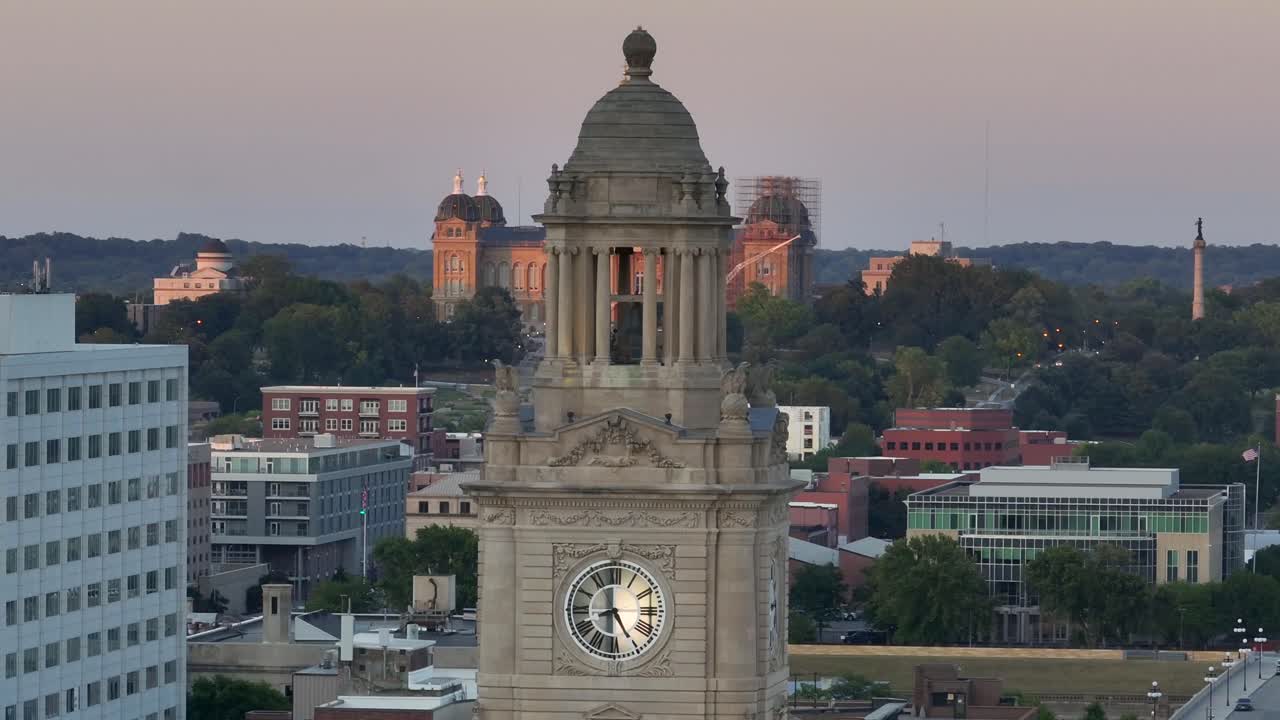des moines, el horizonte de iowa con la icónica cúpula dorada del capitolio y el histórico juzgado del condado de polk