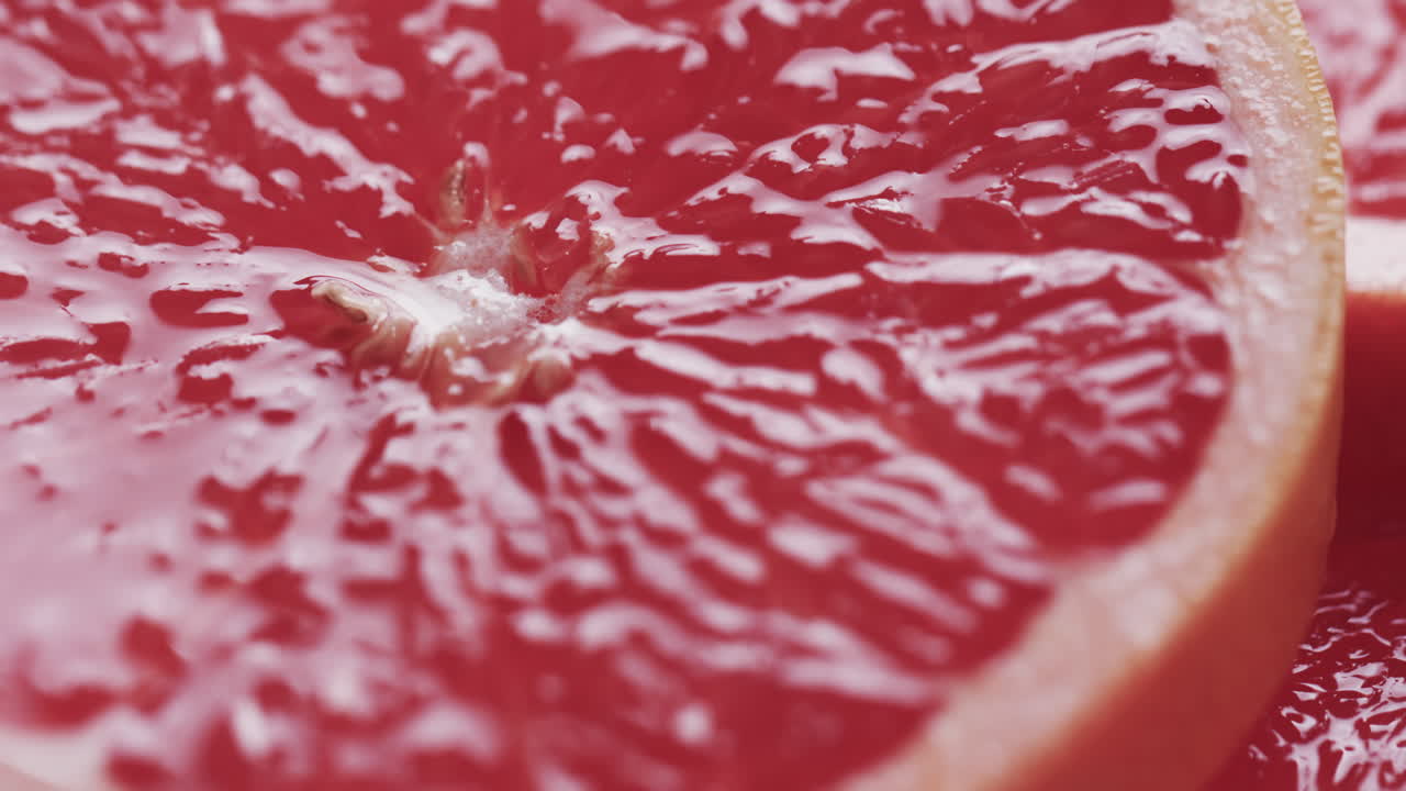 Mikrovideo av nærbilde av skiver av rød grapefrukt med plass til tekst.
