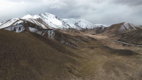 Fresh-snow-on-the-mountains-in-Lindis-Pass,-New-Zealand-South-Island