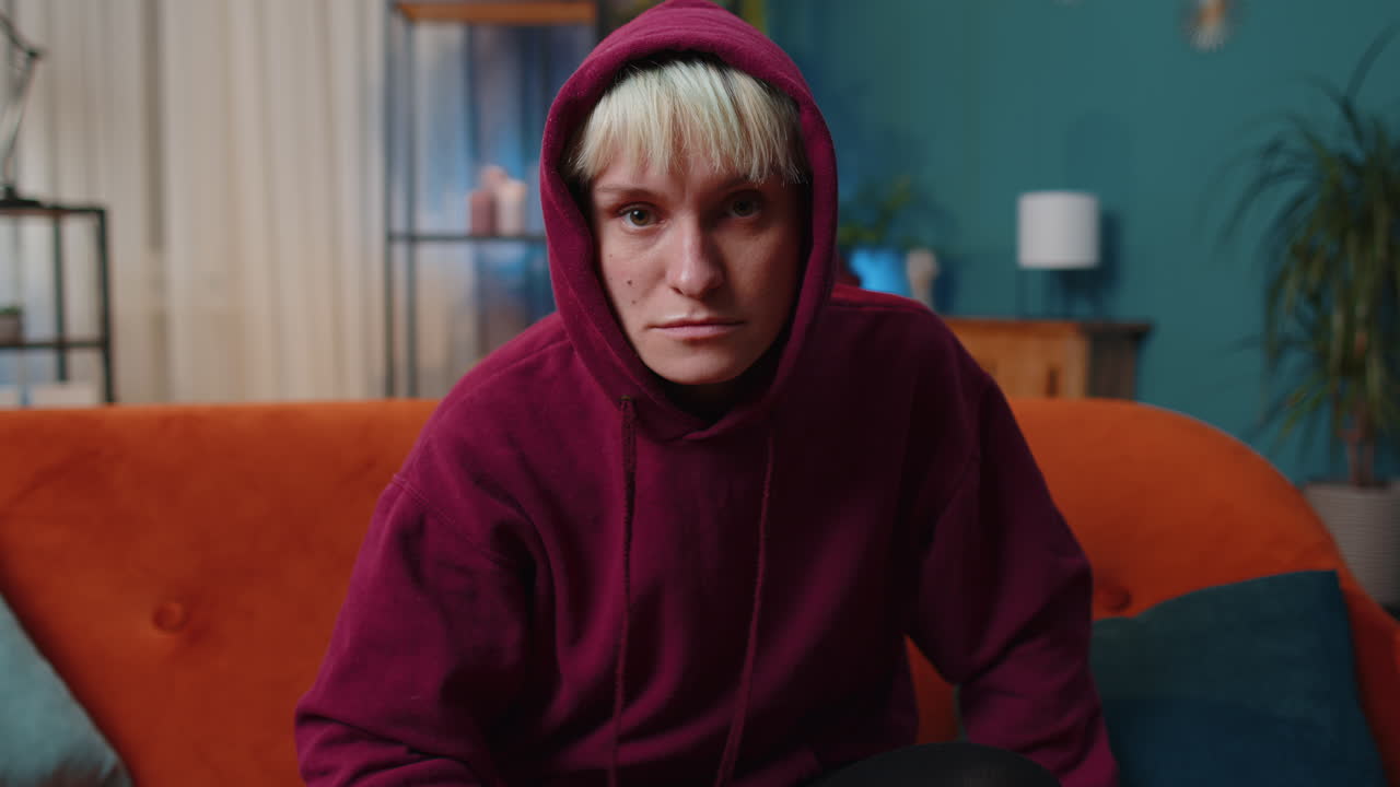 молодая женщина нажимает пальцем на губы делает молчание знак тишины не говорит сплетни секрет, тишина дома