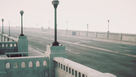 puente vacío en una mañana de niebla