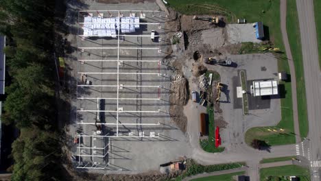 sitio de construcción con excavadora y grúa, topdown aéreo estático en el país nórdico