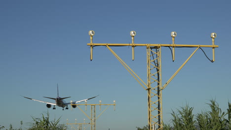 vista trasera del avión comercial a punto de aterrizar en el aeropuerto de el prat barcelona