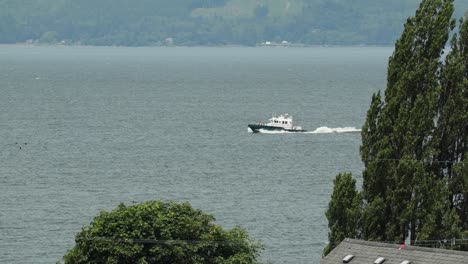 barco piloto del río columbia en el río columbia se dirigió de regreso al muelle