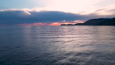 Hermoso-Paisaje-Con-Puesta-De-Sol-Y-Nubes-Coloridas-En-La-Toma-Aérea-De-La-Riviera-Albanesa