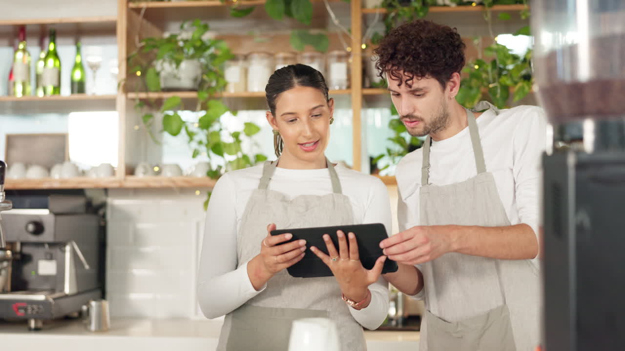 cafetería, tableta y barista gente trabajo en equipo