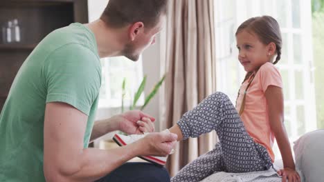 padre e hija pasando tiempo juntos