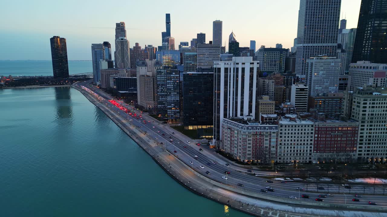 Splendida vista aerea di una trafficata Lake Shore Drive poco prima del tramonto.