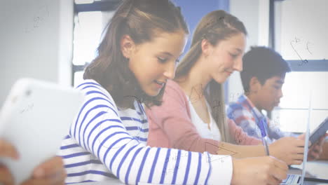 animación de ecuaciones matemáticas con niños en edad escolar usando computadora portátil en el aula