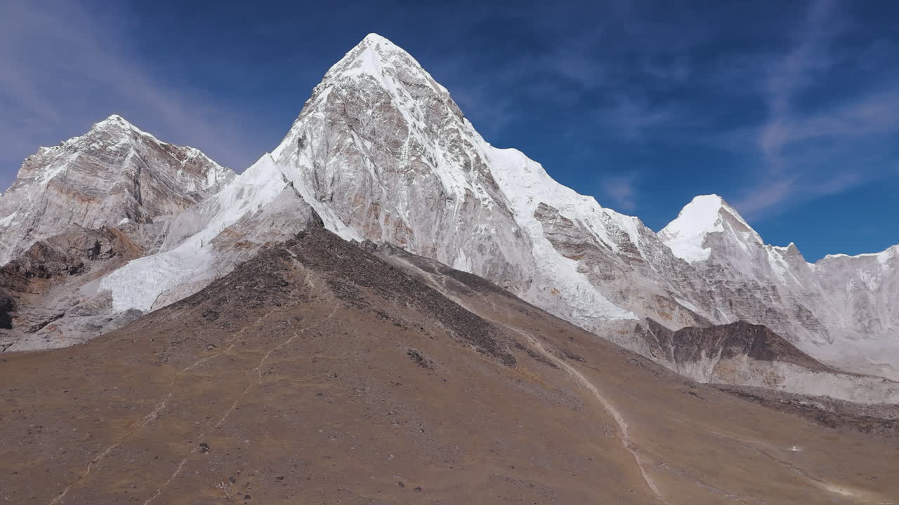 el dron captura el paisaje del punto de vista de kala patthar y la montaña pumori en el campamento base del everest, nepal