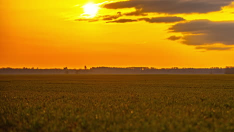 El-Sol-Sale-Del-Horizonte,-El-Calor-Se-Irradia-Desde-Atrás,-Las-Nubes-Se-Desvanecen-Al-Mediodía.