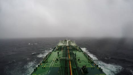 Zeitraffer-Öltanker,-Schweres-Rollen,-Überqueren-Der-Magellan-Meerenge,-Punta-Arenas,-Regen