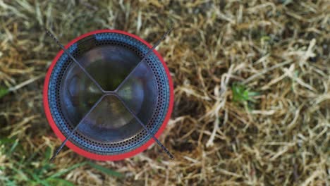 vista superior de encender una estufa de camping con un fósforo