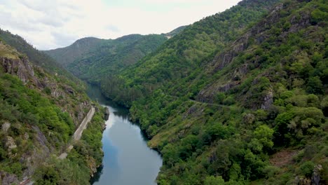 Langsames-Fliegen-Durch-Die-Schlucht-Des-Flusses-Sil-In-Ribeira-Sacra,-Spanien