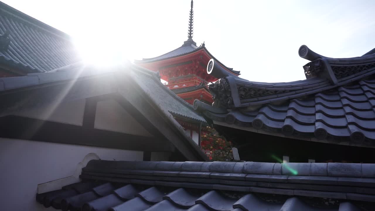 revele hacia arriba una pagoda japonesa tradicional en uno de los puntos de referencia y destinos más populares en kyoto, japón, con un sol brillante