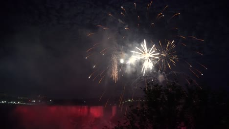 cataratas del niágara, fuegos artificiales nocturnos en 4k